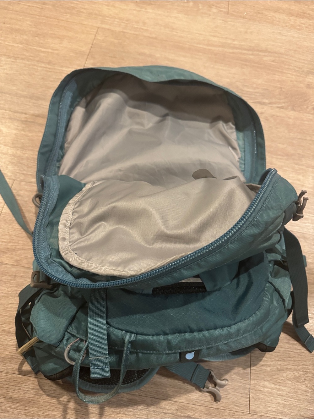Osprey Mira 22 Women's Hiking Hydration
Backpack - Like New - Picture 4 of 5